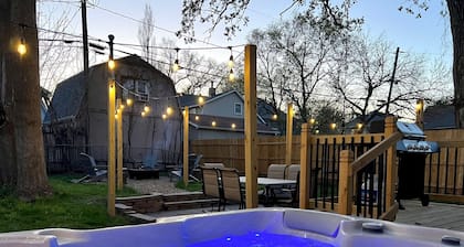 The CORN CRIB: Spa - Game Room - BBQ - Office - DOWNTOWN - Sleeps 14