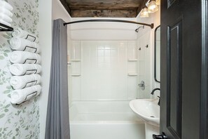 Ensemble douche/baignoire, sèche-cheveux, serviettes fournies, savon