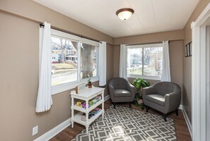 Interior - The CORN CRIB: Spa - Game Room - BBQ - Office - DOWNTOWN - Sleeps 14 (Des Moines)