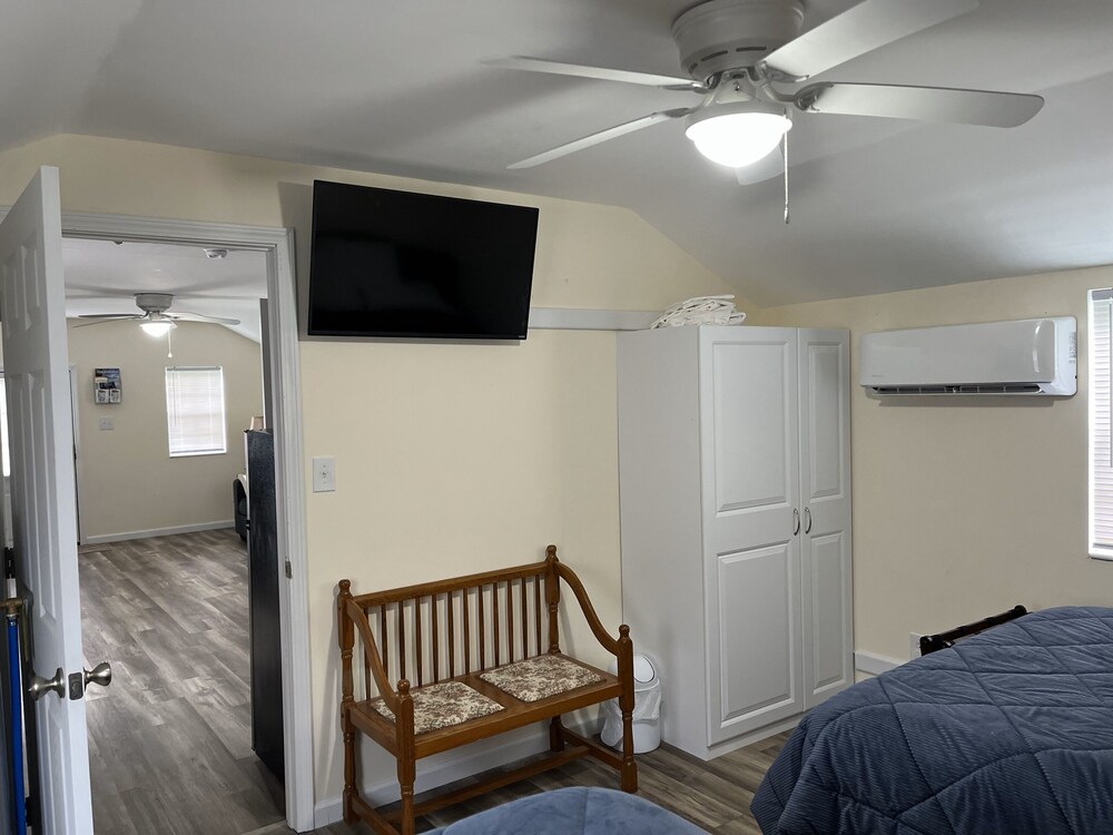 New cabin sleeps 6 only 3mi from Jamestown Dock + Outdoor fun