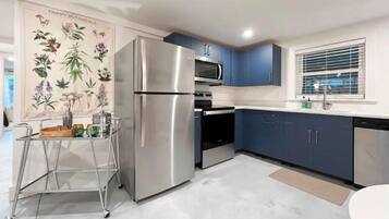 Batterie de cuisine, vaisselle et ustensiles