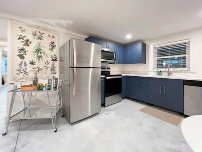 Luxury Sea Cabin Guest Suite - Across from Beach