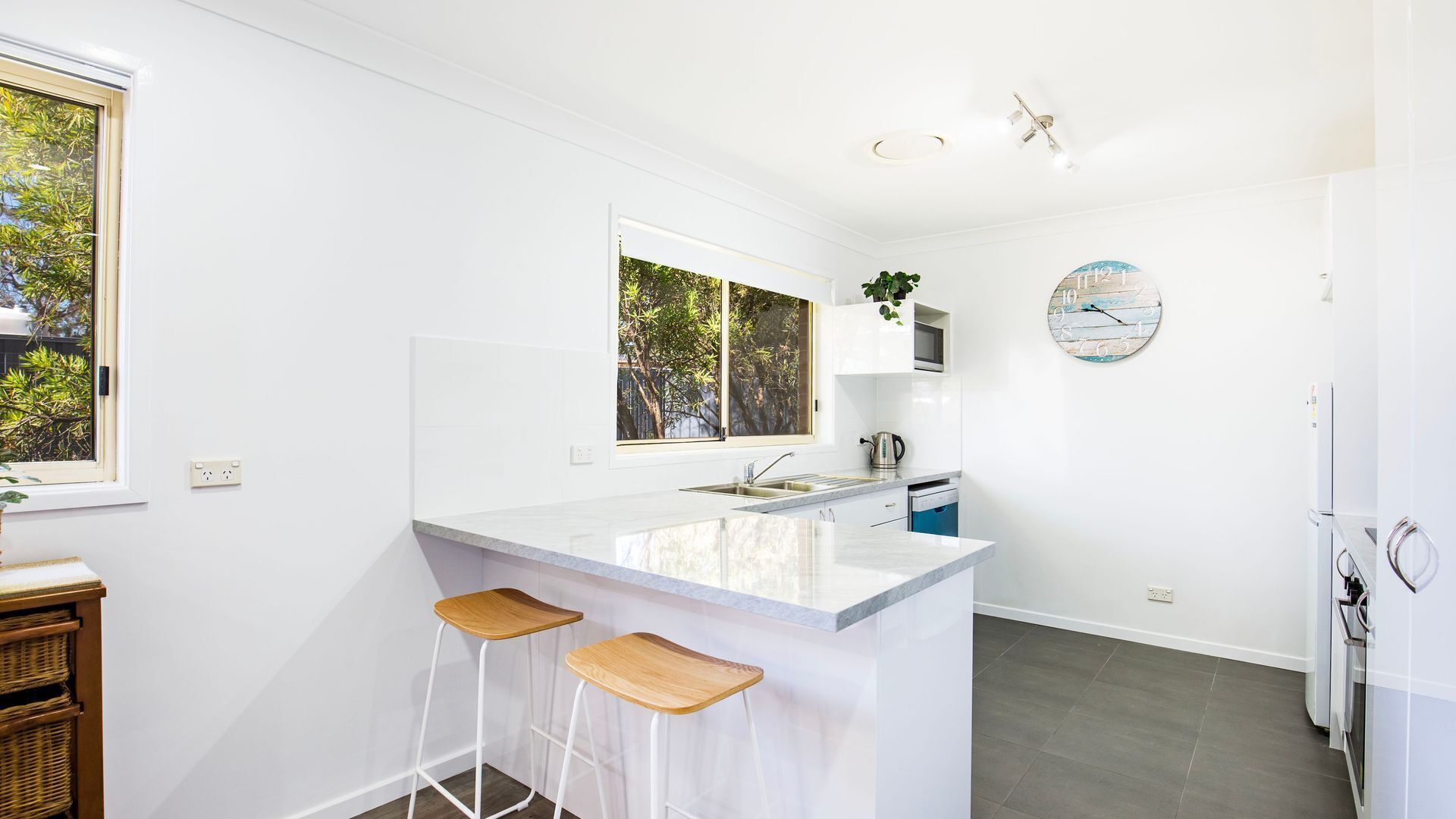 Kylskåp, mikrovågsugn, ugn och spishäll