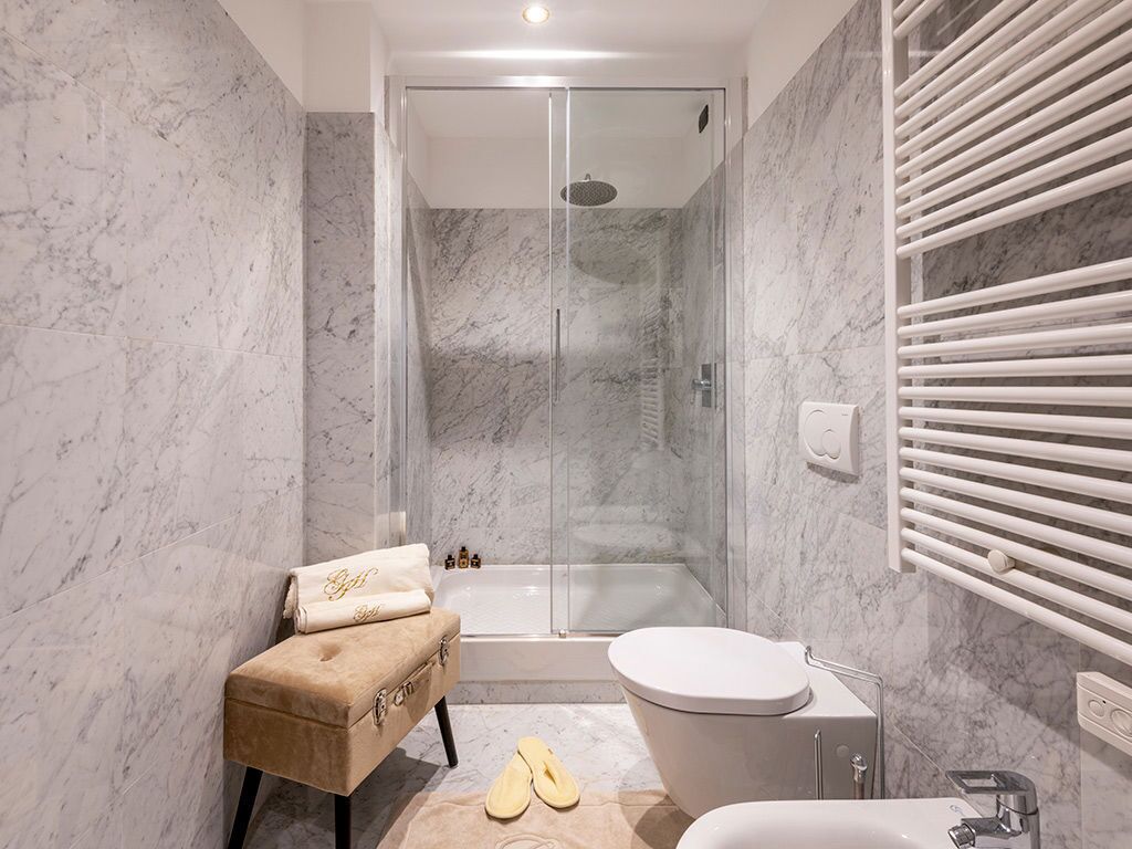 Premium-Apartment, 2 Schlafzimmer | Badezimmer | Hausschuhe