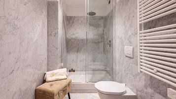 Premium-Apartment, 2 Schlafzimmer | Badezimmer | Hausschuhe