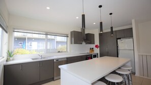 Fridge, microwave, oven, stovetop - Opus - 2 /10 Poley Cow Lane (Jindabyne)