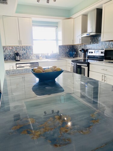 Modern Luxurious Condo, King Bed Suite, Waterfront + Pool, Near Downtown