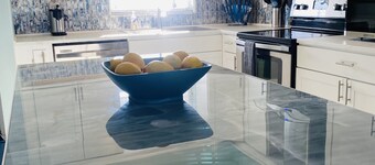 Modern Luxurious Condo, King Bed Suite, Waterfront + Pool, Near Downtown