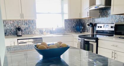 Modern Luxurious Condo, King Bed Suite, Waterfront + Pool, Near Downtown