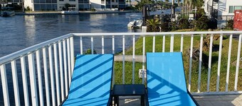 Modern Luxurious Condo, King Bed Suite, Waterfront + Pool, Near Downtown