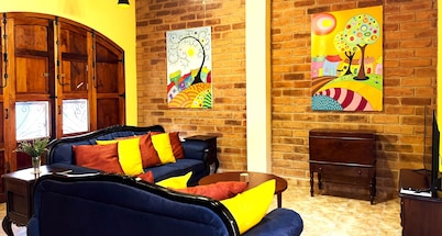 3 BR Colonial Downtown With Private Pool , King Beds, A/C and Great View