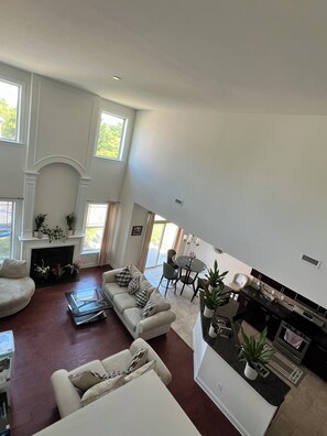 Una Smart TV, una oficina