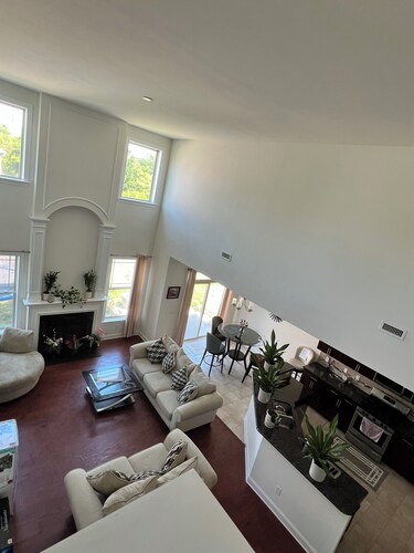 🍀 Luxury Home 3 BDR & 2.5 Bth, 1 King & 2 Queen, Furniture market, HPU, Stadium 