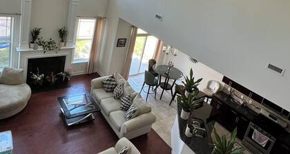 🍀 Luxury Home 3 BDR & 2.5 Bth, 1 King & 2 Queen, Furniture market, HPU, Stadium