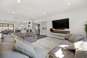 Smart TV, lareira, biblioteca musical, aparelho de som
