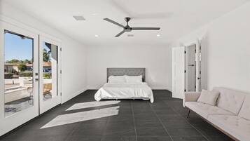 5 quartos, escrivaninha, ferros/tábuas de passar roupa, berço de viagem