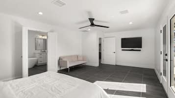5 bedrooms, desk, iron/ironing board, travel crib