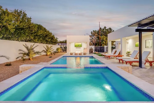 Luxury Resort—Heated Pool, Spa & Putting Green