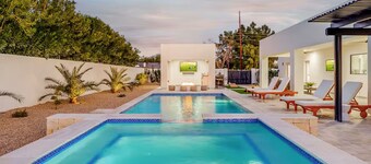 Luxury Resort—Heated Pool, Spa & Putting Green