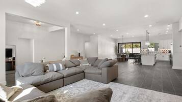 Fernseher, Kamin, Arbeitsbereiche