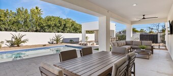 Luxury Resort—Heated Pool, Spa & Putting Green