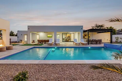 Luxury Resort—Heated Pool, Spa & Putting Green