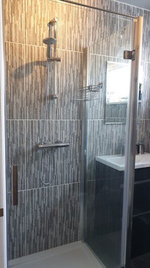 Dusche, Haartrockner, Handtücher, Seife