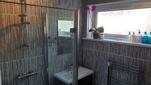 Douche, sèche-cheveux, serviettes fournies, savon