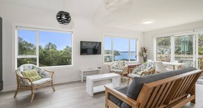 Pohutukawa Paradise - Martins Bay Holiday Home