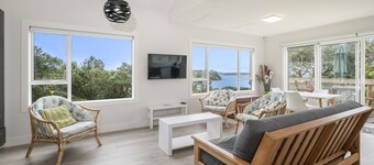 Pohutukawa Paradise - Martins Bay Holiday Home