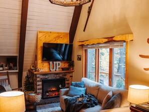 Smart TV, chimenea, videojuegos y libros 