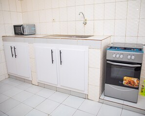 Kühlschrank, Mikrowelle, Herdplatte, Kochgeschirr/Geschirr/Besteck