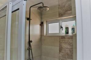 Deluxe Twin Room | Bathroom | Shower, slippers, towels, soap - Nairobi Airport Inn (Syokimau)