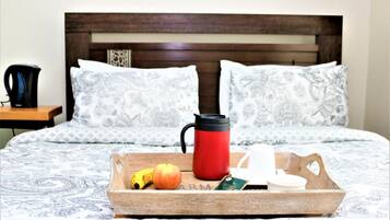 Deluxe Double Room | Individually decorated, individually furnished, desk, iron/ironing board