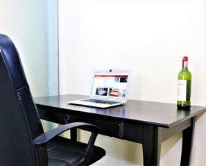Comfort tweepersoonskamer | Individueel gedecoreerd, individueel gemeubileerd, een bureau