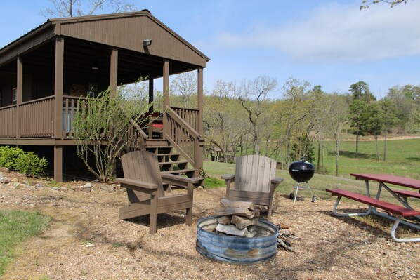 Outdoor dining - Bear Cabin at Mountain View Retreat (Talihina)