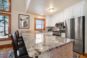 Fridge, microwave, oven, stovetop - Private Modern Home On The Lakeshore (Manistee)