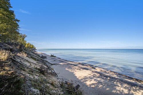 Private Modern Home On The Lakeshore