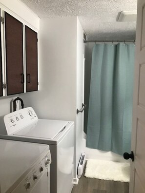 Suihkun ja ammeen yhdistelmä, hiustenkuivaaja, pyyhkeet, saippua