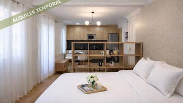 Tabla de planchar con plancha, wifi gratis, ropa de cama