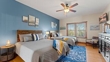 3 bedrooms, desk, travel crib, WiFi