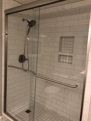Ensemble douche/baignoire, sèche-cheveux, serviettes fournies, savon