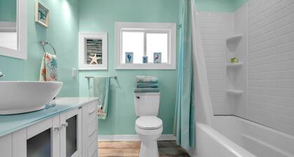 Cozy Suite w/ Private Pool minutes from Navarre Beach!