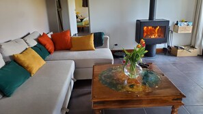 TV, fireplace - Gîte in the heart of the vineyards (Pomport)