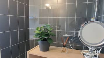 Een douche, een haardroger, handdoeken, toiletpapier