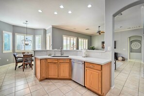 Fridge, microwave, stovetop, dishwasher - Play Pool, Grill Out! Group-Friendly Glendale Home (Glendale)