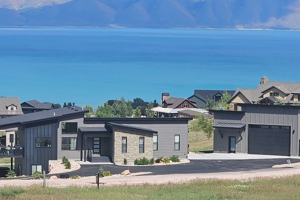 Beautiful 5-bedroom Bear Lake MODERN Home