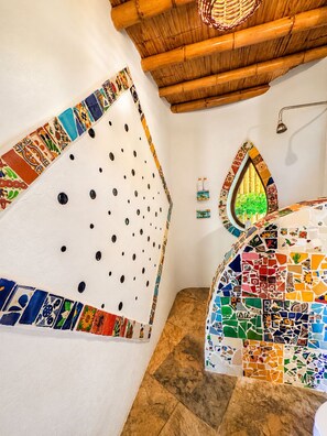 A room with a unique geometric wall design, a tiled floor, and a wooden ceiling. - Breathtaking Sea View Apartment Casa Xochi (San Agustinillo)