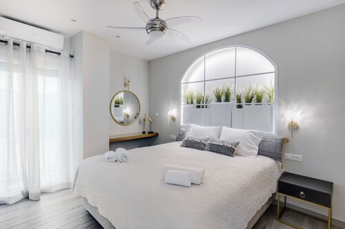 "Polis Suite" - Downtown Luxury and Comfort