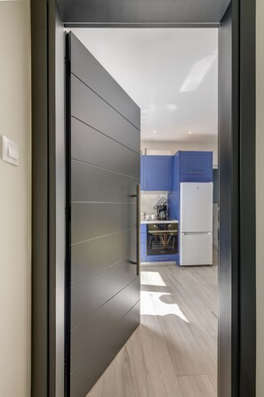 Kühlschrank, Ofen, Herdplatte, Wasserkocher mit Kaffee-/Teezubehör